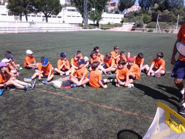Alumnos en el campo de juegos